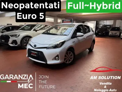 Usata Toyota Yaris Hybrid 75 CV (55 kW) 2013 Bianco Berlina