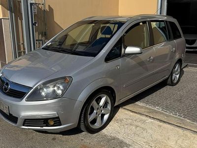 Usata Opel Zafira 120 CV (88 kW) 2007 Gray Monovolume