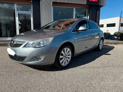 Usata Opel Astra Cosmo 110 CV (80 kW) 2012 Argento Berlina