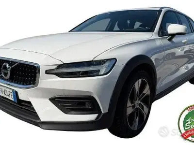 Usata Volvo V60 CC Pro 190 CV (139 kW) 2019 Bianco Station wagon