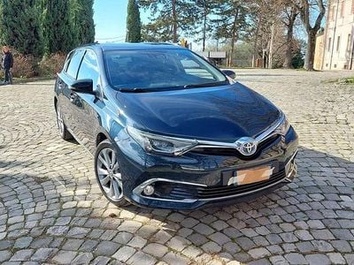 Usata Toyota Auris Hybrid Lounge 136 CV (100 kW) 2016 Blu/azzurro Berlina
