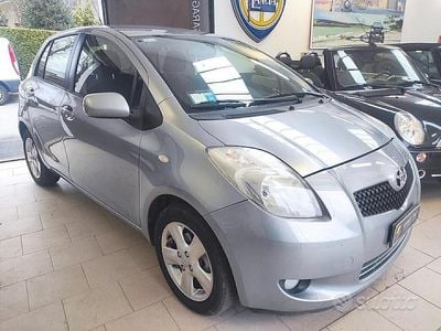 Usata Toyota Yaris Sol 69 CV (50 kW) 2007 Grigio Utilitaria