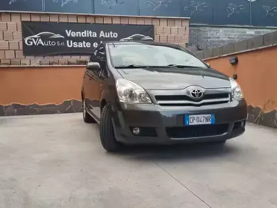 Begagnad Toyota Corolla Verso 116 HK (85 kW) 2004 Grå Minibuss