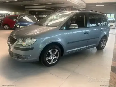 Usata VW Touran Conceptline 109 CV (80 kW) 2009 Argento Monovolume