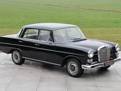 Begagnad Mercedes 230 120 HK (88 kW) 1967 Svart Sedan