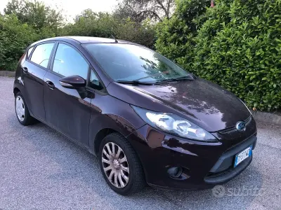 Usata Ford Fiesta 80 CV (58 kW) 2010 Rosso Berlina