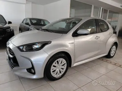 Usata Toyota Yaris Hybrid Business Edition 92 CV (67 kW) 2020 Grigio Berlina