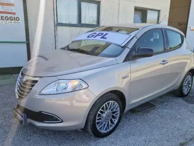 Usata Lancia Ypsilon Gold 69 CV (50 kW) 2012 Grigio Utilitaria