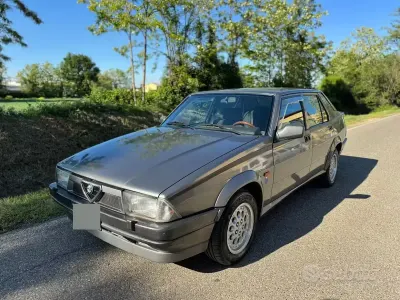 Usata Alfa Romeo 75 148 CV (108 kW) 1988 Grigio Berlina