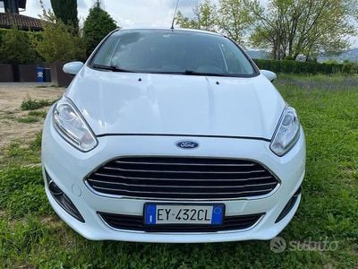 Begagnad Ford Fiesta Titanium 92 HK (67 kW) 2015 Vit Sedan