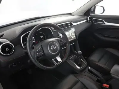 Usata MG ZS Luxury 106 CV (77 kW) 2024 Cosmic silver SUV