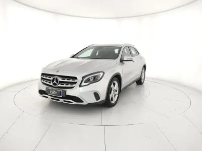 Usata Mercedes GLA180 122 CV (89 kW) 2019 Argento SUV