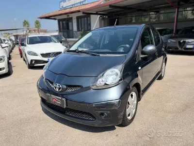 Usata Toyota Aygo Sol 68 CV (50 kW) 2006 Grigio Utilitaria