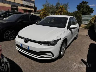 Gebraucht VW Golf VIII Life 131 PS (96 kW) 2022 Weiß Limousine