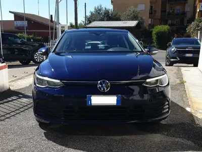 Usata VW Golf VIII Life 110 CV (80 kW) 2022 Blu metallizzato Berlina