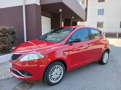 Usata Lancia Ypsilon Silver 69 CV (50 kW) 2017 Rosso Utilitaria