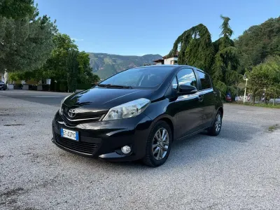 Brugt Toyota Yaris Lounge 90 HK (66 kW) 2014 Sort Hatchback