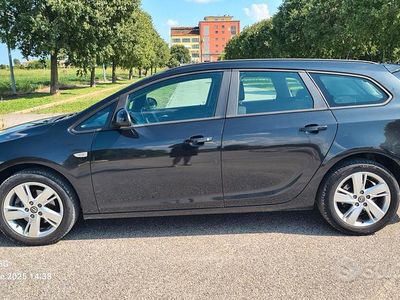 Usata Opel Astra 110 CV (80 kW) 2014 Nero Station wagon