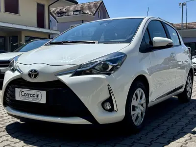 Usata Toyota Yaris Active 72 CV (52 kW) 2020 Bianco pastello Berlina