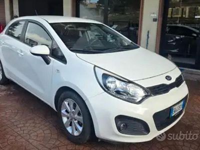 Usado Kia Rio 75 HP (55 kW) 2014 Branco Sedan