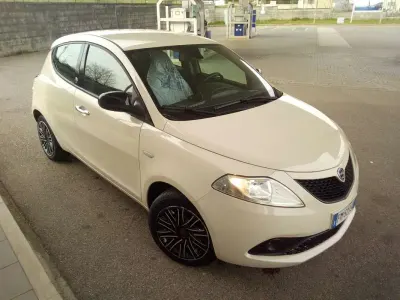 Usata Lancia Ypsilon Gold 69 CV (50 kW) 2018 Beige Utilitaria