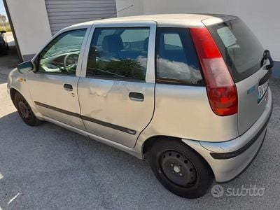 Begagnad Fiat Punto 60 HK (44 kW) 1999 Grå Halvkombi