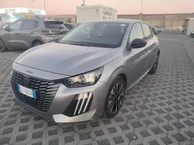 Usata Peugeot 208 Allure 101 CV (74 kW) 2025 Grigio Utilitaria