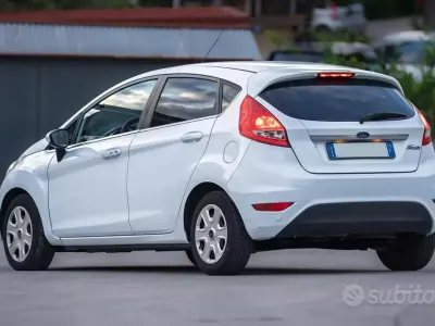 Usata Ford Fiesta Titanium 96 CV (70 kW) 2010 Bianco Utilitaria