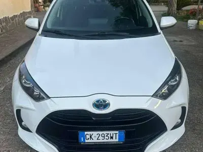 Usata Toyota Yaris Hybrid Active 158 CV (116 kW) 2022 Bianco Berlina