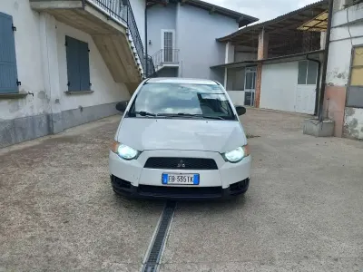 Usata Mitsubishi Colt Invite 75 CV (55 kW) 2010 Bianco Utilitaria