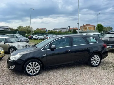 Usata Opel Astra 140 CV (102 kW) 2012 Nero Station wagon