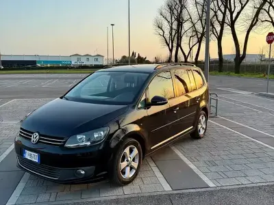 Begagnad VW Touran 105 HK (77 kW) 2011 Svart Minibuss
