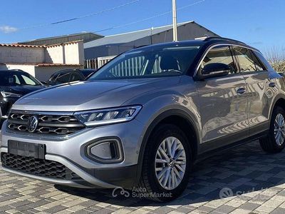 Usata VW T-Roc Life 116 CV (85 kW) 2023 Nero SUV