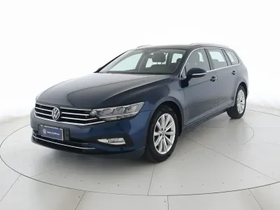 Usata VW Passat Business 150 CV (110 kW) 2023 Aquamarine blue metallizzato Station wagon