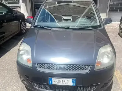 Usata Ford Fiesta Ghia 75 CV (55 kW) 2006 Grigio Utilitaria