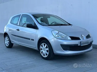Usata Renault Clio II 58 CV (42 kW) 2007 Grigio Berlina