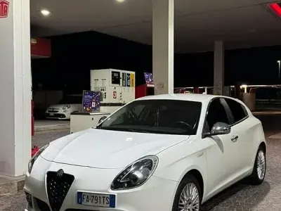 Usata Alfa Romeo Giulietta Exclusive 120 CV (88 kW) 2015 Bianco Utilitaria