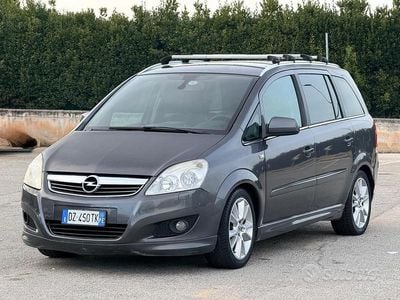 Grigio Usata 2010 Opel Zafira Monovolume | 1400 € (Super prezzo)