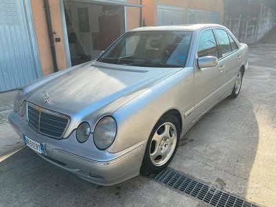 Usata Mercedes E240 Avantgarde 170 CV (125 kW) 2001 Grigio Berlina