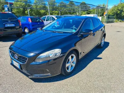 Usata Volvo V40 Kinetic 115 CV (84 kW) 2015 Nero Berlina