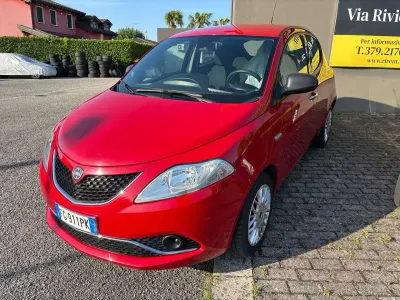 Usata Lancia Ypsilon Platinum 69 CV (50 kW) 2017 Rosso Utilitaria