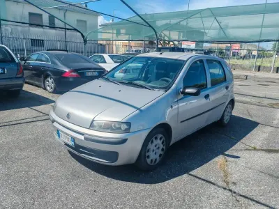 Usado Fiat Punto 60 CV (44 kW) 2003 Gris Utilitario