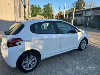 Gebraucht Peugeot 208 Allure 75 PS (55 kW) 2016 Weiß Kleinwagen