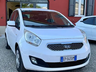 Usata Kia Venga 90 CV (66 kW) 2013 Bianco Utilitaria