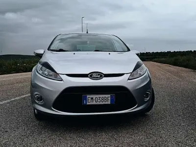 Usata Ford Fiesta Titanium 71 CV (52 kW) 2012 Argento Berlina