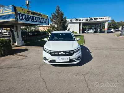 Usado Dacia Sandero Expression 101 CV (74 kW) 2023 Blanco Berlina