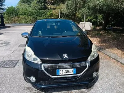 Usata Peugeot 208 120 CV (88 kW) 2015 Nero Utilitaria