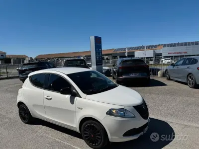 Usado Lancia Ypsilon 69 HP (50 kW) 2015 Branco Citadino