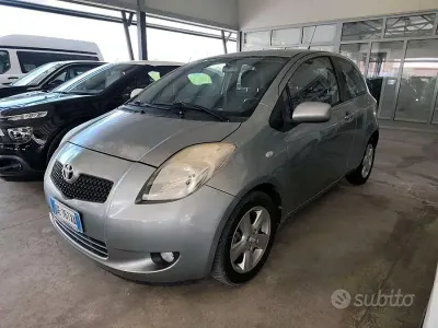 Usata Toyota Yaris Sol 69 CV (50 kW) 2006 Grigio Berlina