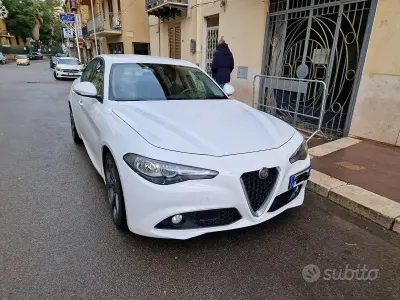 Usata Alfa Romeo Giulia 150 CV (110 kW) 2018 Bianco Berlina